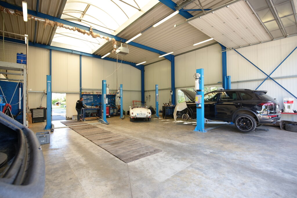 Werkstatt von Motorentechnik Lage mit Hebebühnen und Arbeitsplätzen
